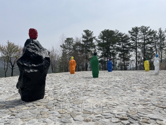 뮤지엄 산 야외 스톤가든에 설치된 우고 론디노네의 '수녀와 수도승' 연작. 사진=박은희 기자